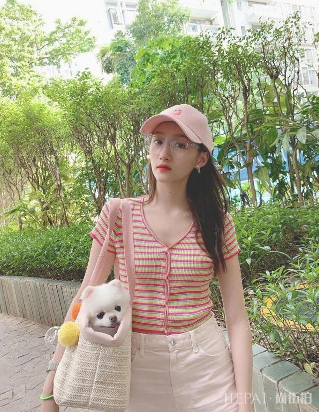 初秋最火的上衣,比毛衣舒适比卫衣有气质,微胖也能穿