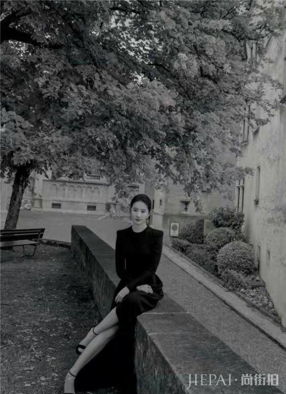 过儿和姑姑时隔13年再度同框,黄晓明刘亦菲合体拍大片引回忆杀