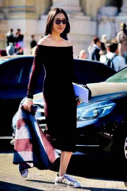 欧美街拍,又到了可以穿长裙的早秋了,看欧美潮女示范长裙搭什么鞋子好看