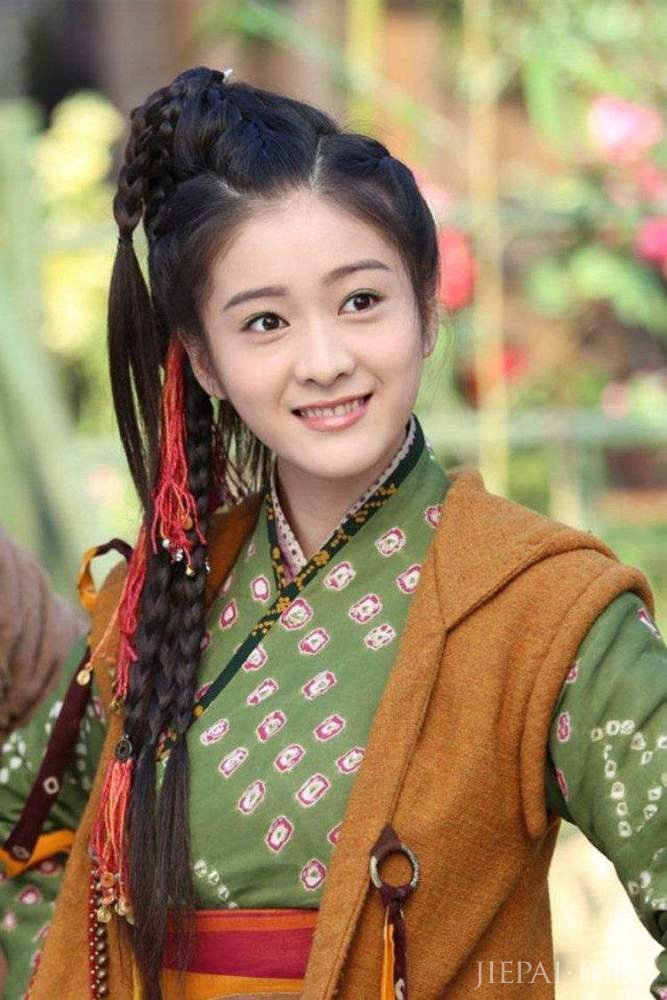 16岁出演《神雕侠侣》郭襄，穿粉色露脐装配牛仔裤，小蛮腰吸睛