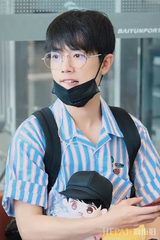 肖战《红秀》预售服务器崩了!格子衫少年超清爽,他才是今夏顶流