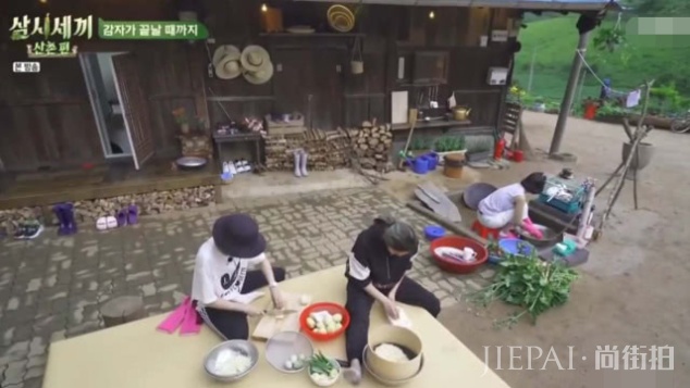 廉晶雅尹世雅体验农村生活,淀粉都得自制,郑雨盛登场如韩剧男主