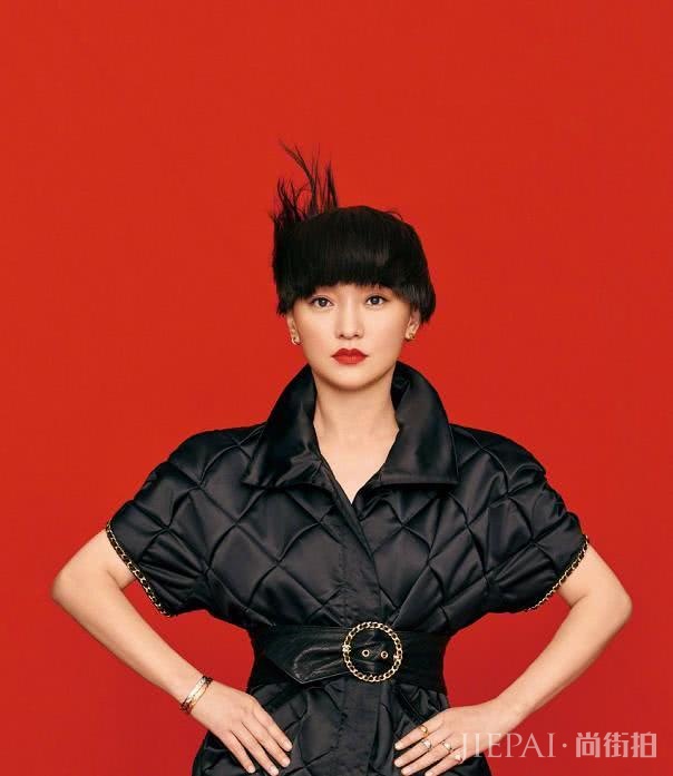 周迅最新锅盖头造型全面曝光,当风吹开刘海时,网友表示我沉默了