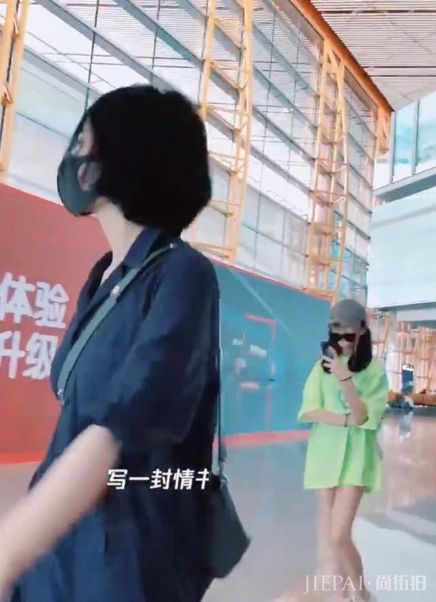 王菲罕见与女儿一同现身机场,李嫣“下衣失踪”大长腿迷人