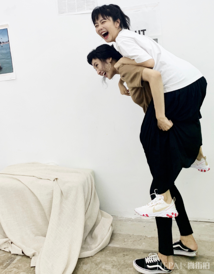 王紫璇探班谭松韵踩万斯后跟贼有个性，却不敌她的“枸杞鞋”