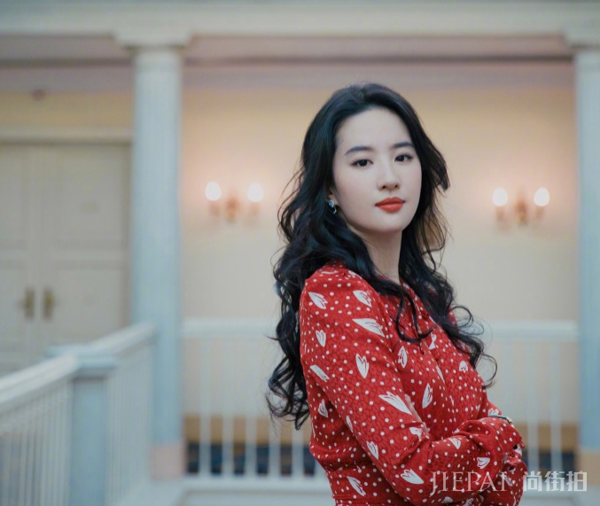 刘亦菲连大妈款式的连衣裙也能驾驭,一般人不敢想
