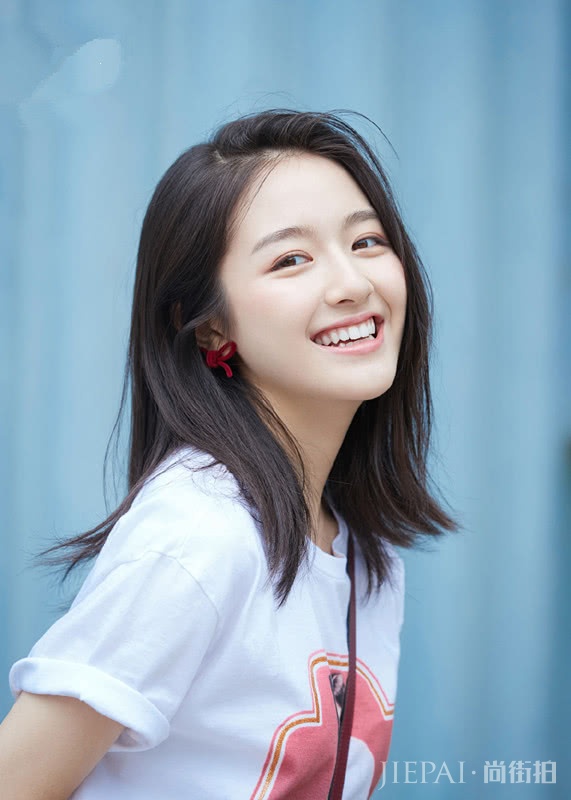 李兰迪穿印花T恤搭A字裙，长发披肩气质太好