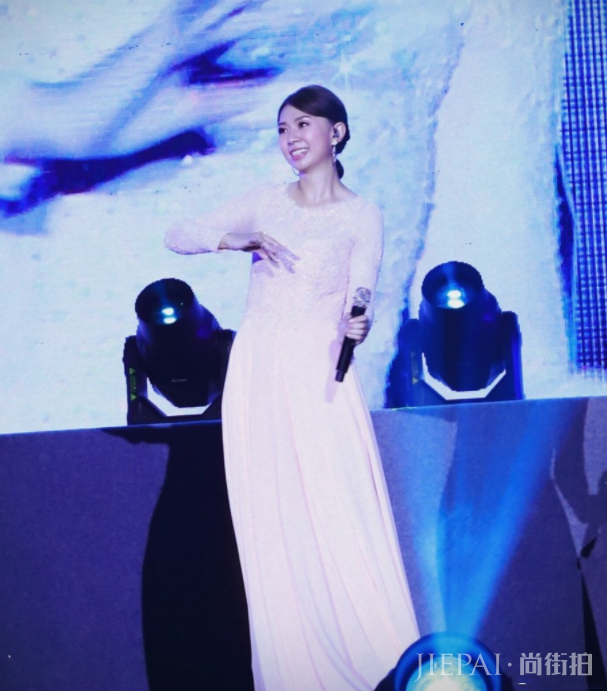 卓依婷深圳演唱会一口气连换5套衣服,38岁了比当年还好看