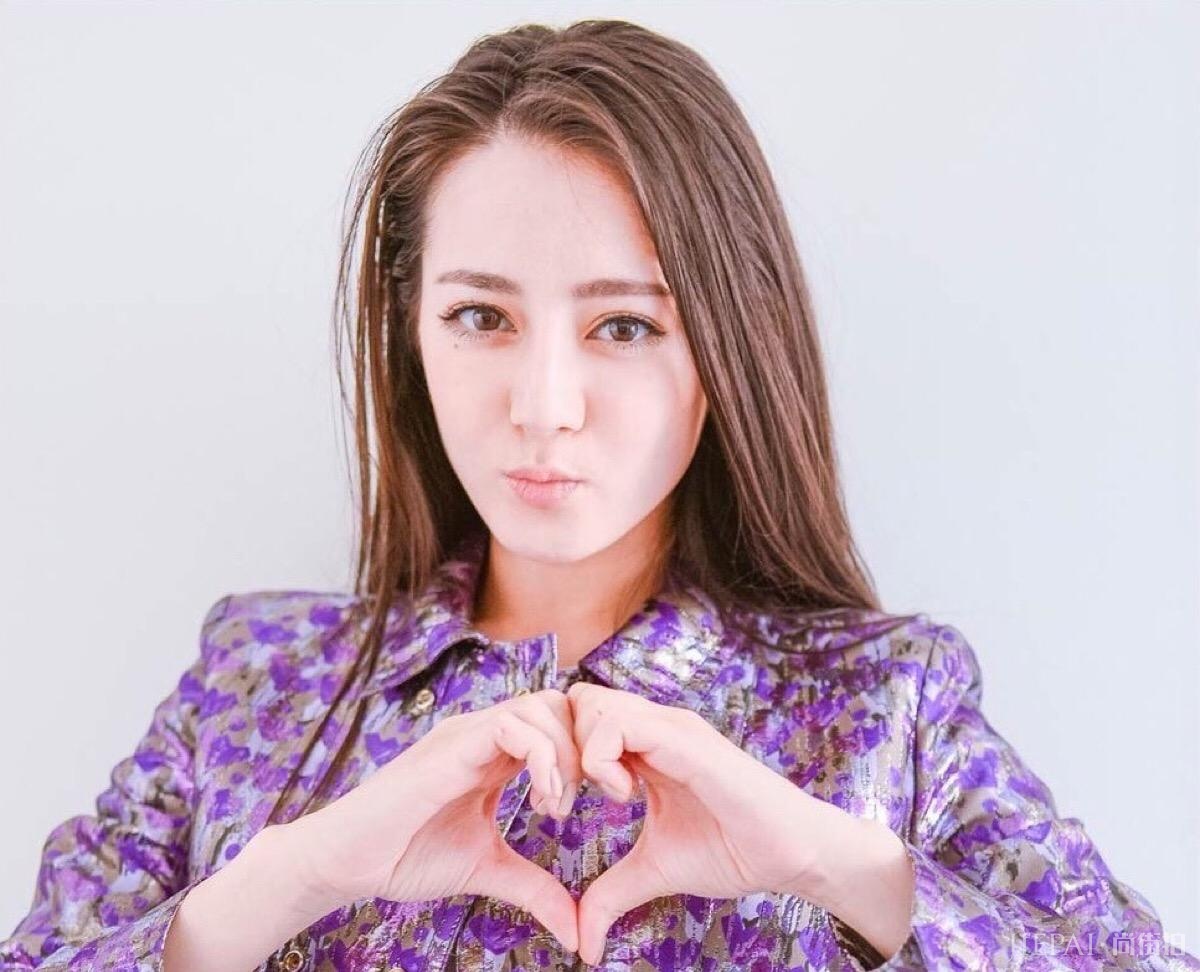 网红长相酷似迪丽热巴被嘲整容,霸气回怼:我红的时候她还没出道