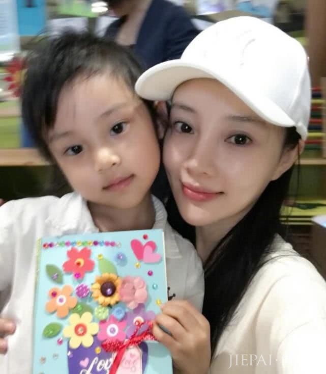 离了贾乃亮，李小璐与神秘男日本私会？38岁阿姨穿水手短裙似少女