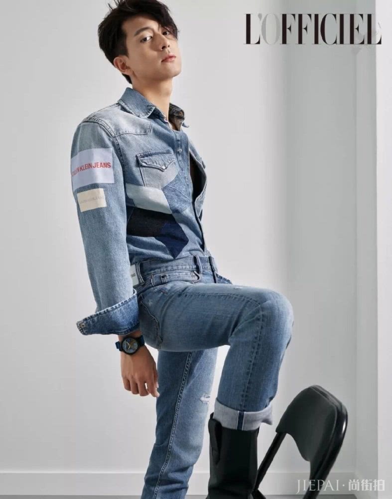 李现和肖战同穿牛仔套装拍杂志，到底谁才更有范？