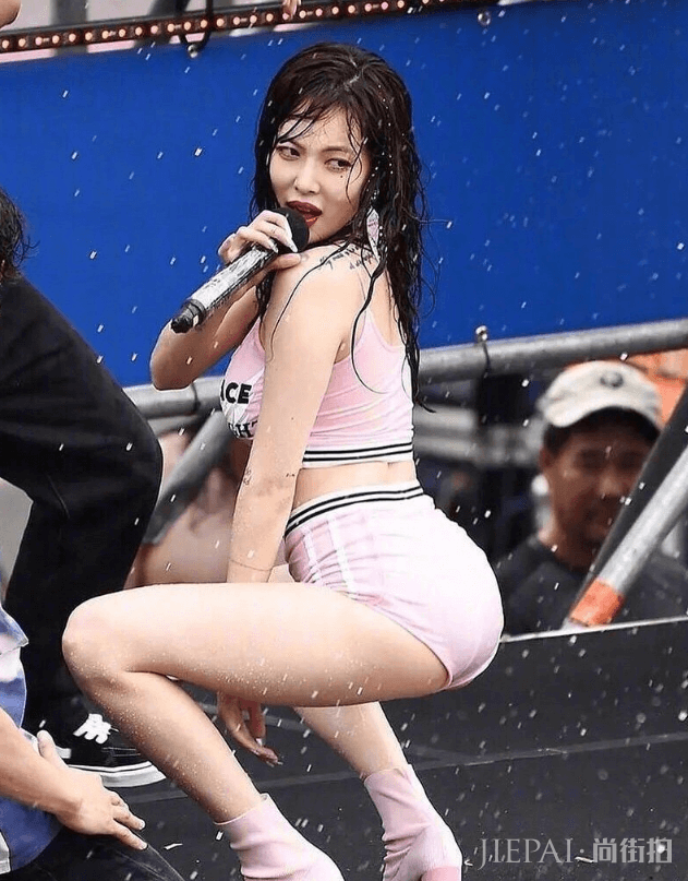 泫雅果真是韩国“小野马”,穿泳装登台,这行为李孝利都不敢做