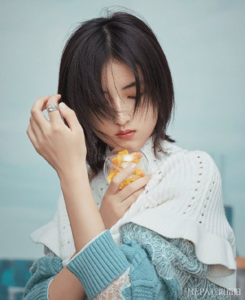 张子枫穿2万3的针织裙,比乔欣还美