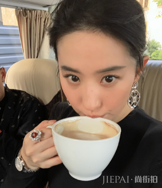 过儿和姑姑时隔13年再度同框,黄晓明刘亦菲合体拍大片引回忆杀