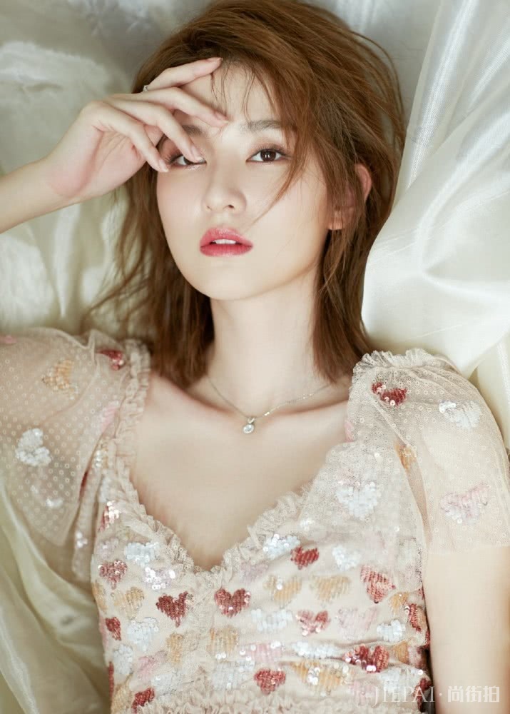 乔欣穿V领亮片蕾丝长裙,越变越美,成小仙女了