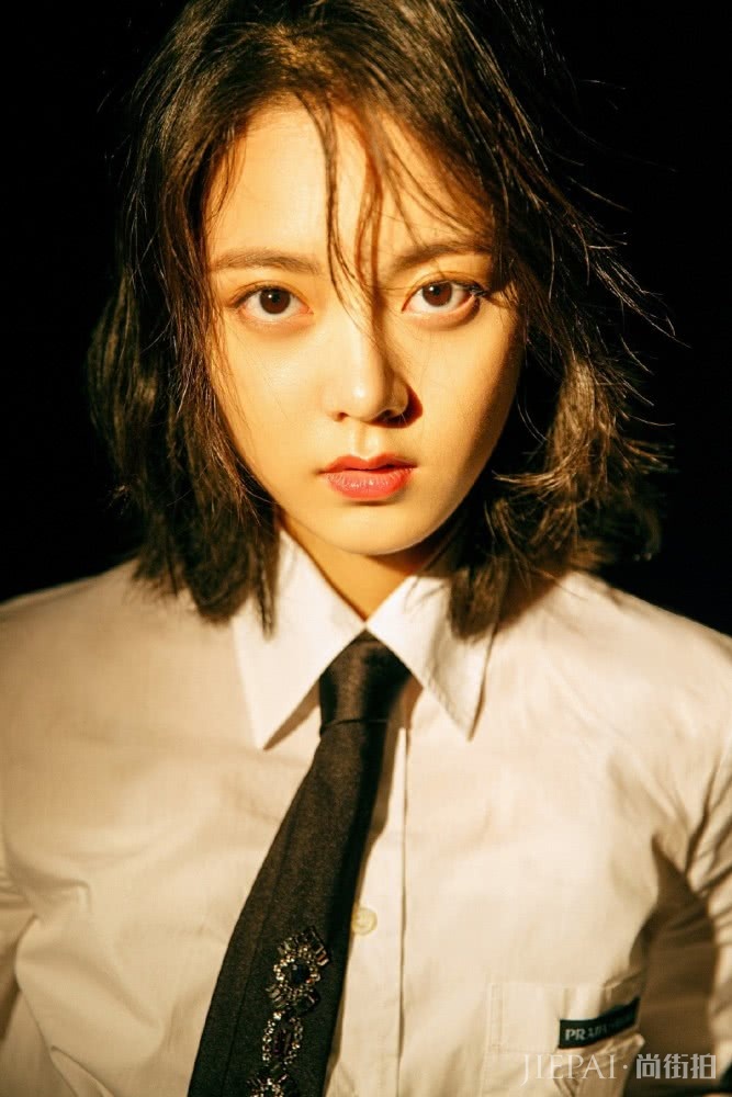 赵今麦穿衬衫领带配半身裙,气场不像17岁少女