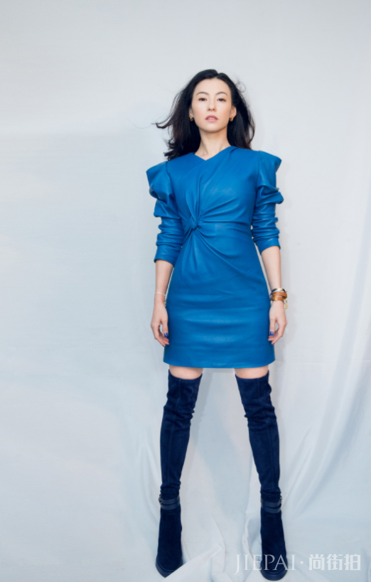 张柏芝穿“渔网装”出镜，尽显青春活力