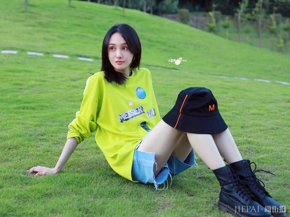 郑爽挑战牛油果绿,搭配黑色马丁靴,长腿超吸睛