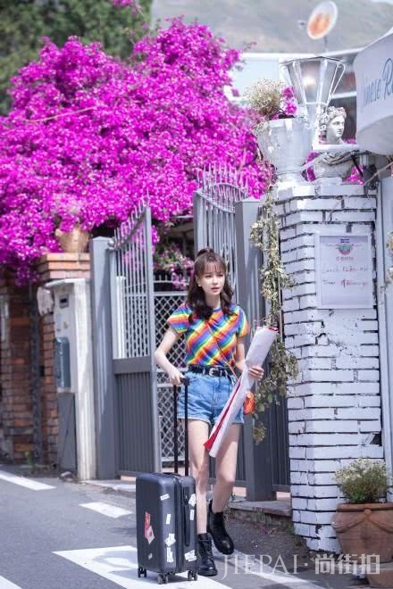 沈梦辰穿元气彩虹装秀长腿，美到认不出