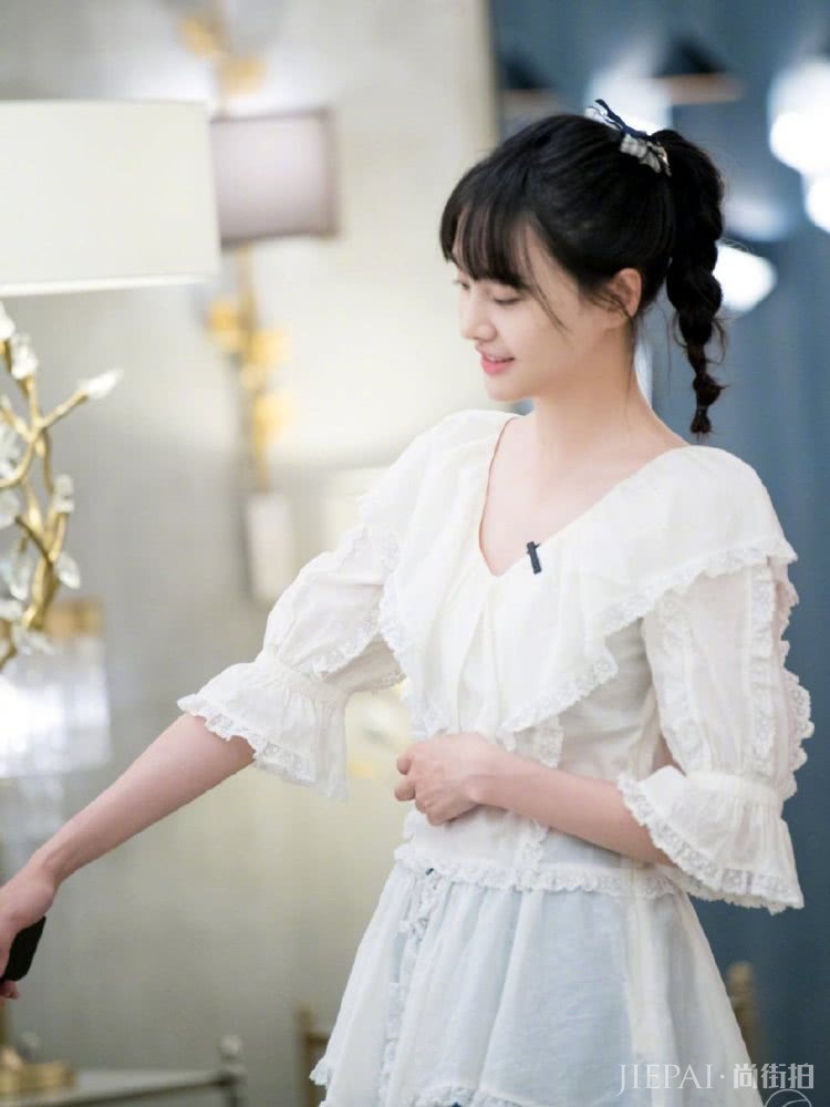 郑爽录制《女儿们的恋爱》,麻花辫配蕾丝衬衫好少女