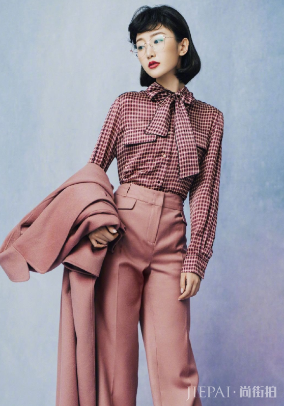 毛晓彤复古卷短发配墨绿色长裙,美出新高度