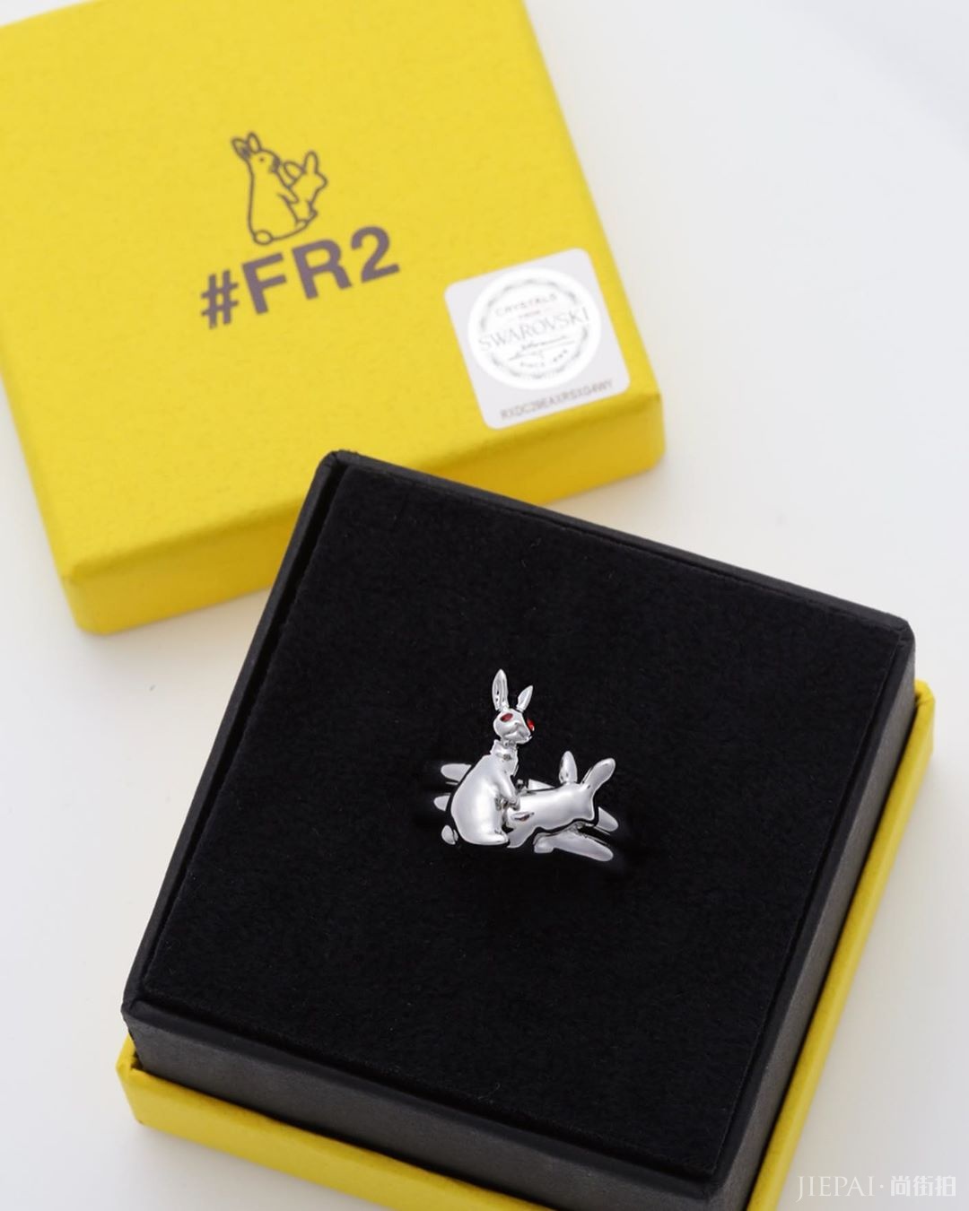 兔兔能挂在脖子上?FR2 x Swarovski发布全新首饰周边系列!