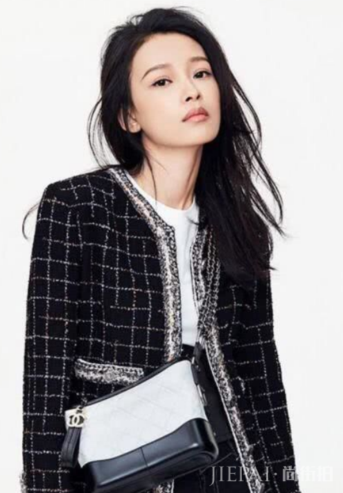 孙怡穿白色T恤搭配牛仔裙,青春十足