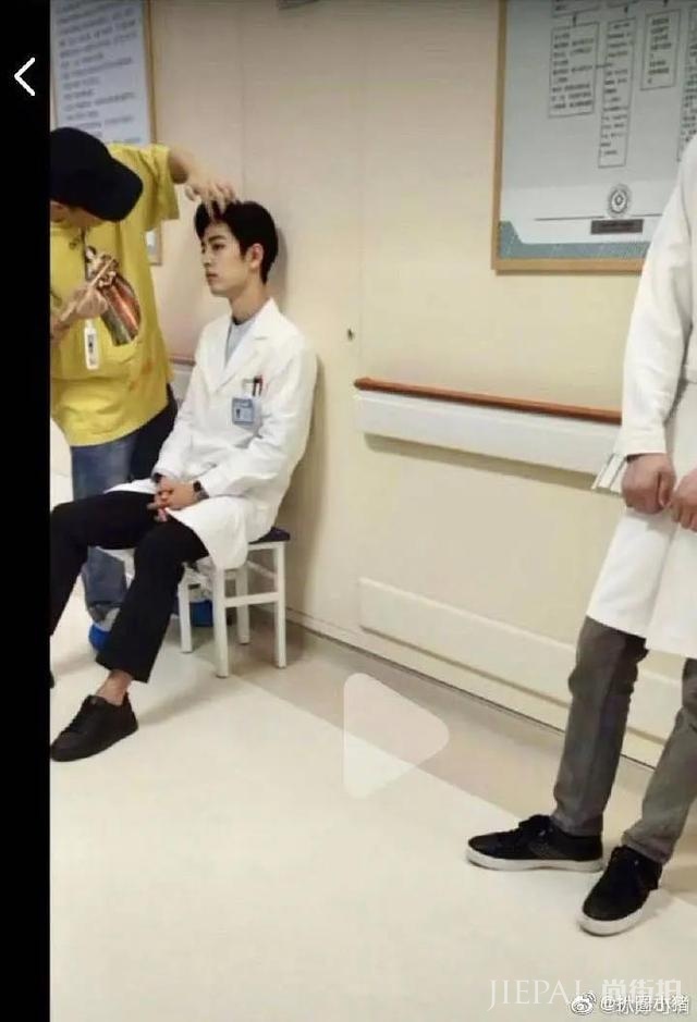 肖战新戏开拍,路人镜头下又高又瘦侧脸很绝,网友:禁欲系男神