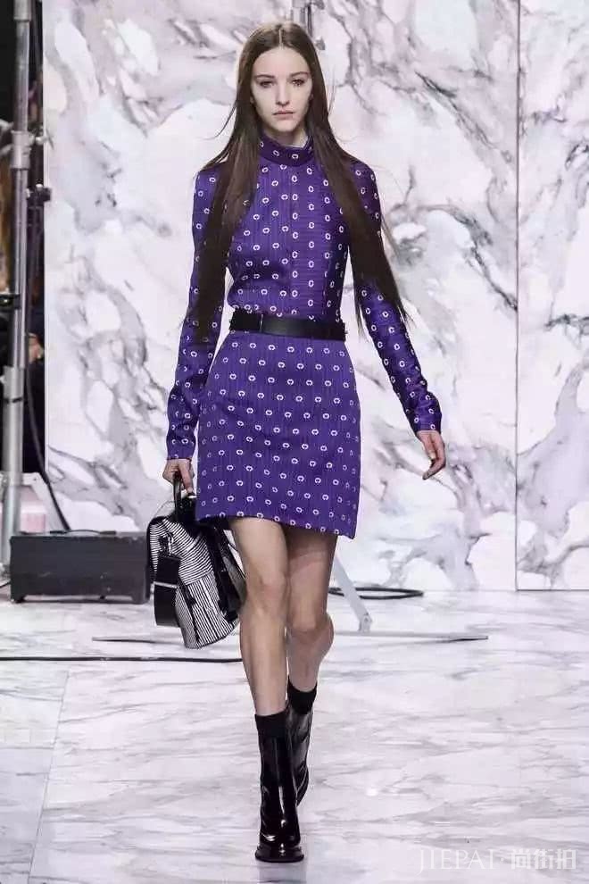 20岁的女生穿这7种颜色超显老气，穿上真像大妈