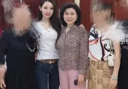 郎朗妈妈正脸曝光!同框吉娜穿粉色豹纹太时尚,比儿媳还要亮眼