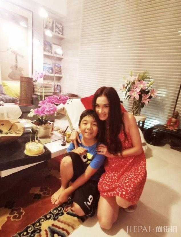 温碧霞晒全家福为养子庆生，称其是自己的小情人，嘴对嘴举止亲昵