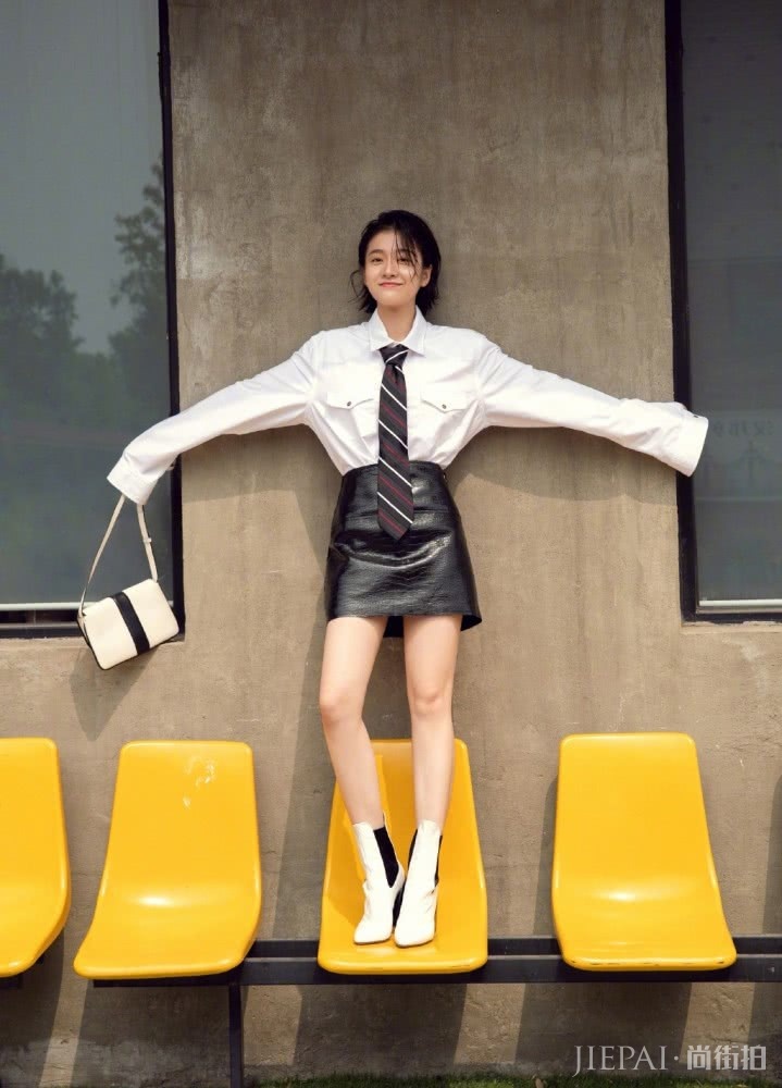 张雪迎条纹针织衫配超短裤,扎戚薇同款腰带,却比戚薇还要帅气