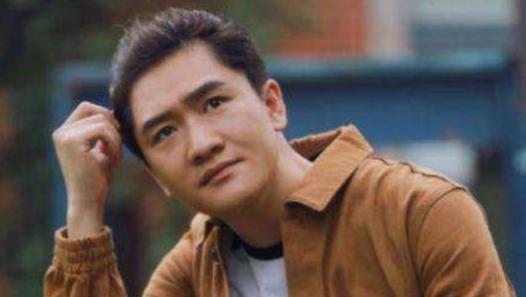 他跑了12年龙套,竟靠一场“拉屎”的戏走红,网友:不走寻常路