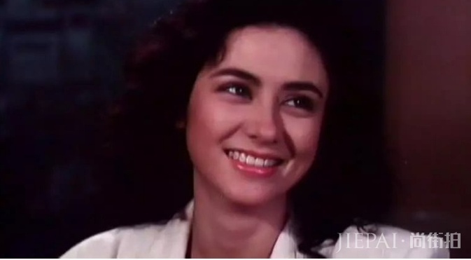 67岁洪金宝近照曝光,头发花白无眉毛,与身旁小13岁妻子像祖孙!