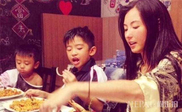 张柏芝最大的“靠山”浮出水面,不是向华强,而是这两个人