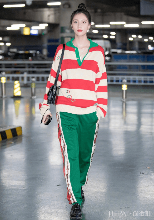 宋妍霏机场街拍，穿T恤搭裤子个性十足