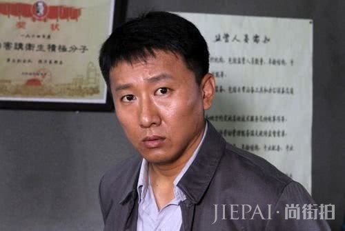 结婚时没房没车还没床,如今低调恩爱24年,12岁女儿很漂亮