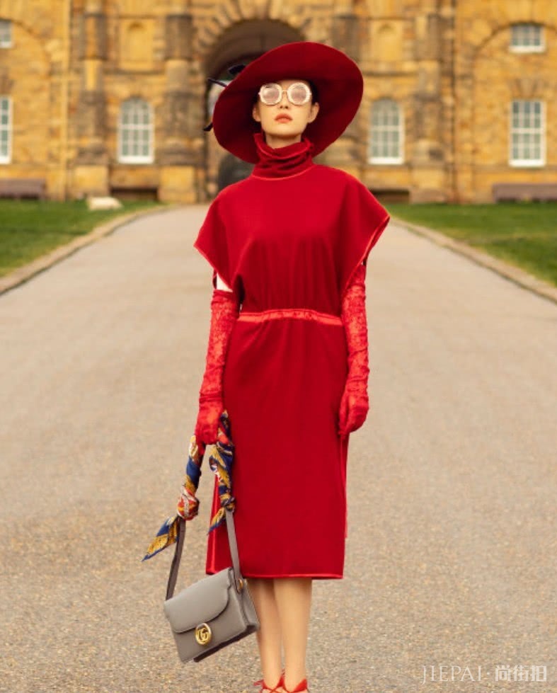 倪妮穿红色连衣裙现身,衬气质很高端