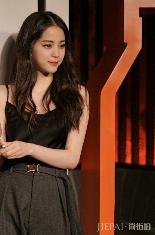 欧阳娜娜背心搭帆布鞋也这么时尚，一点不像小姑娘
