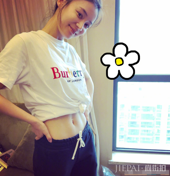 袁姗姗穿运动内衣大秀马甲线,魔鬼身材羡慕不来