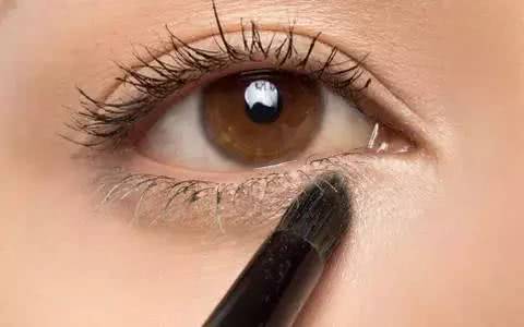 卧蚕有多重要？教你画女神标配卧蚕眼妆