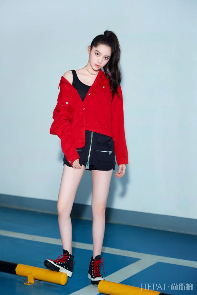 欧阳娜娜穿皮卡丘卫衣配单车裤,凹造型帅出天际