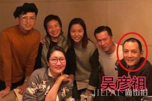 霍建华近日被粉丝认出,网友发现难道男星都逃不出“赵本山定律”