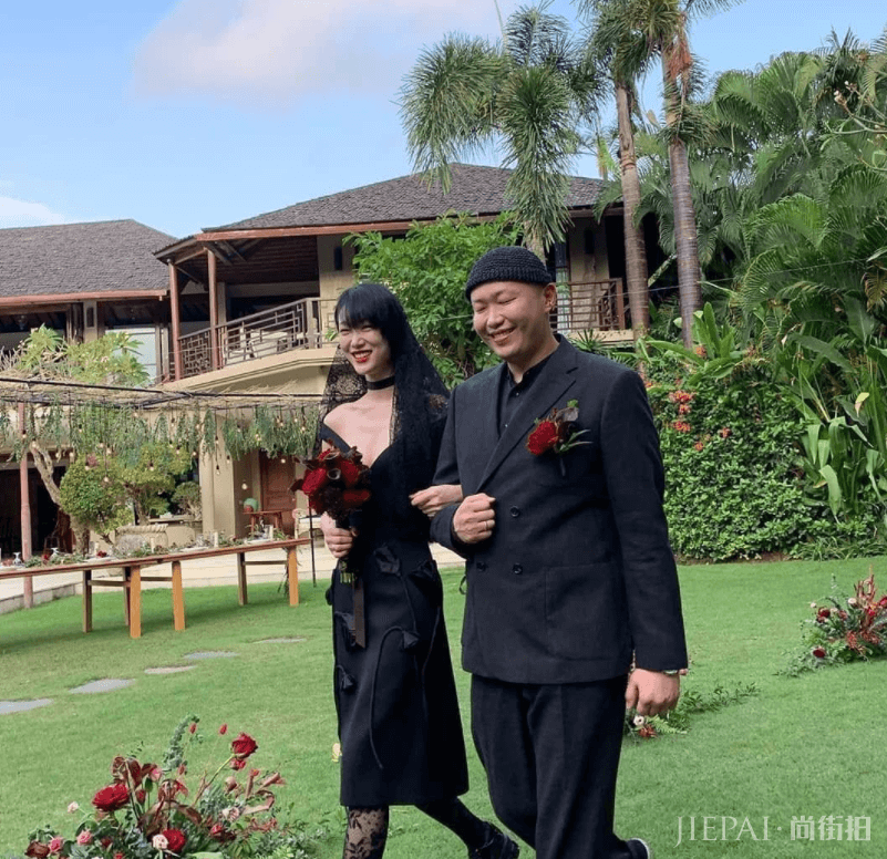 韩国第一超模崔素拉宣布结婚,黑色婚纱太大胆,父母不介意吗?