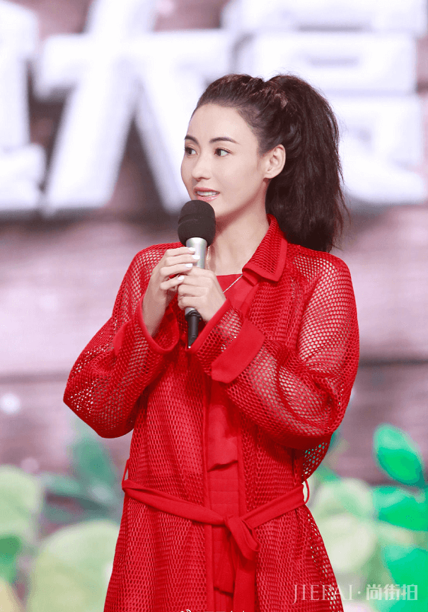 张柏芝穿“渔网装”出镜，尽显青春活力