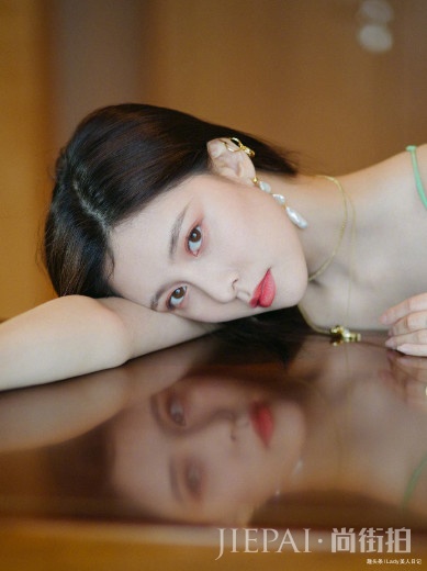 宋妍霏吊带裙搭配长直发,演绎清爽小诱惑