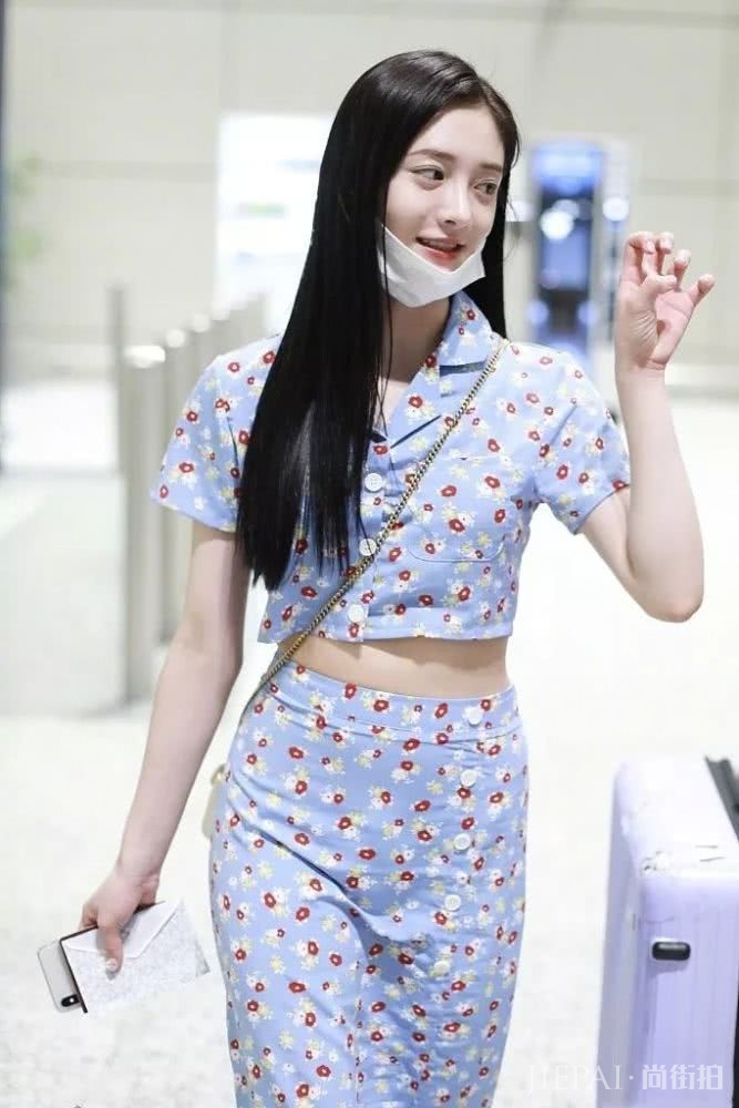 女人穿衣要学会适当“露”一些，放眼望去都是气质小姐姐