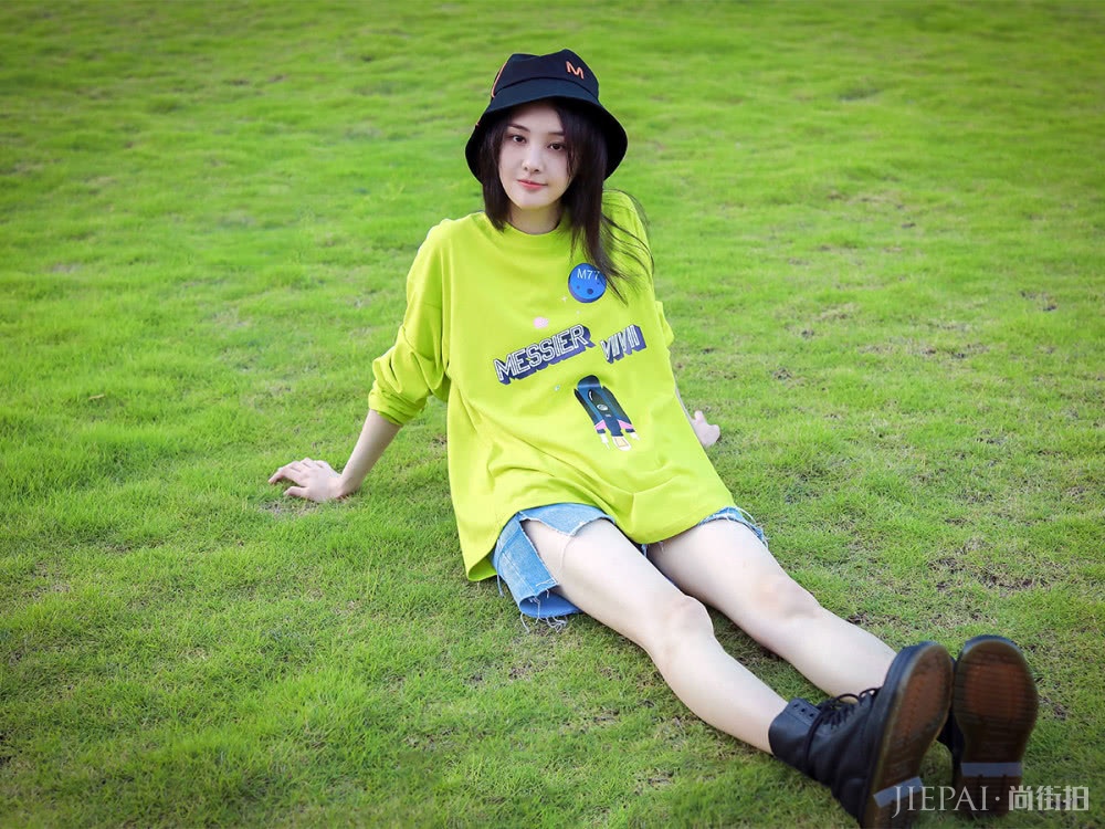 郑爽挑战牛油果绿,搭配黑色马丁靴,长腿超吸睛