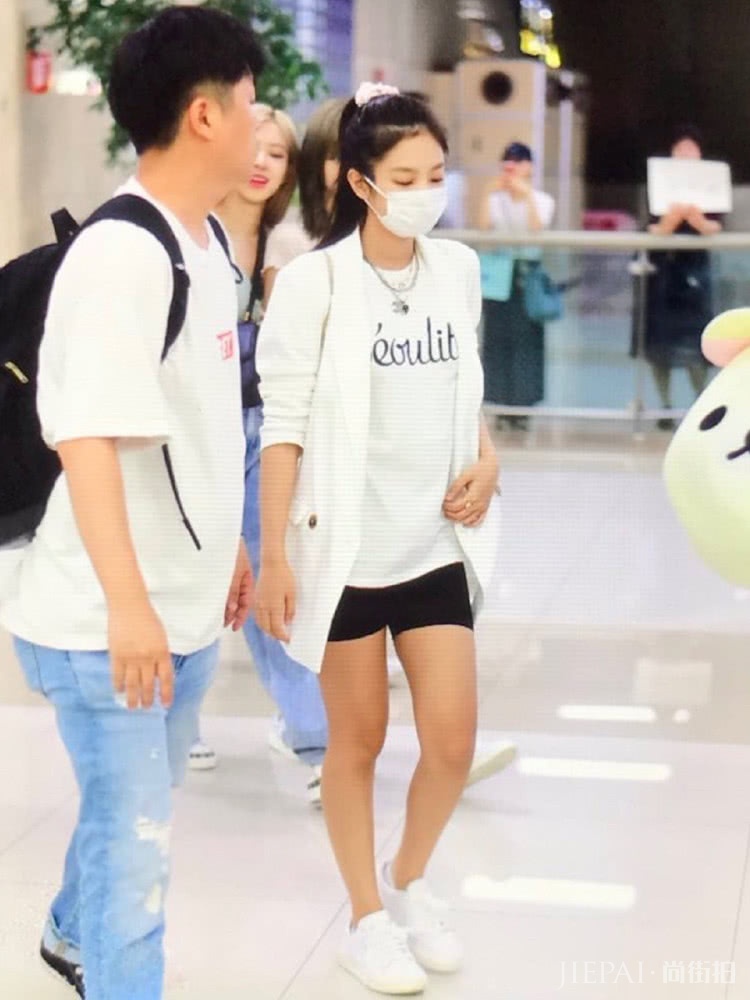 祝绪丹与Jennie都穿打底裤,各有各的时尚感