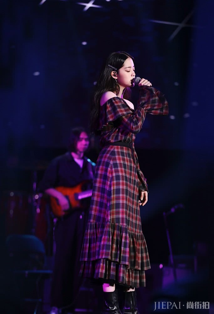 欧阳娜娜穿格纹一字肩套装裙,复古又不失少女感